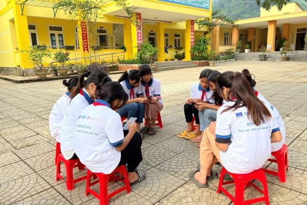 Project participants exchanging on the online content of Em Vui